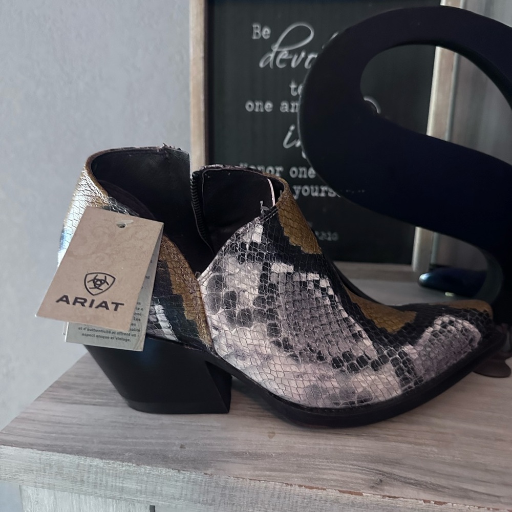 Women’s Ariat boots Snake
